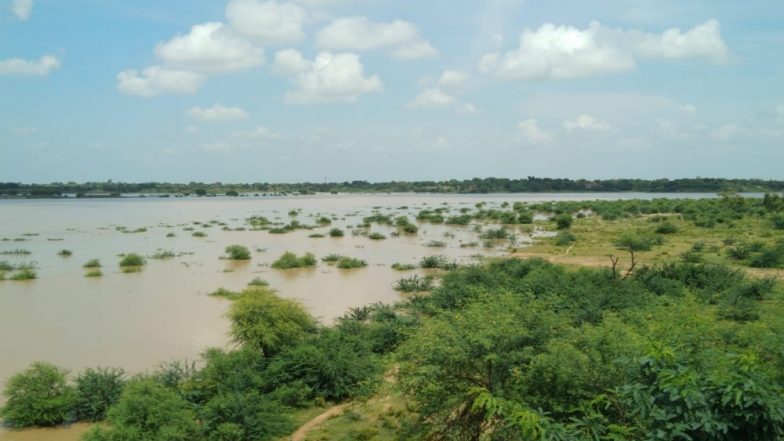 खतरे के निशान के पास पहुंचा यमुना का जलस्तर, प्रशासन ने लोगों से सुरक्षित स्थानों पर जाने की अपील की