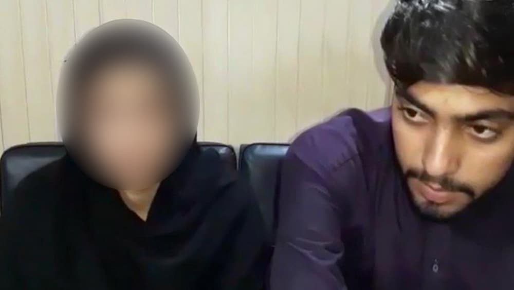 पाकिस्तान में सिख लड़की के साथ धर्म परिवर्तन मामले में आठ लोगों को किया गया गिरफ्तार, पीड़िता पहुंची अपने घर पाकिस्तान में सिख लड़की के साथ धर्म परिवर्तन मामले में आठ लोगों को किया गया गिरफ्तार, पीड़िता पहुंची अपने घर