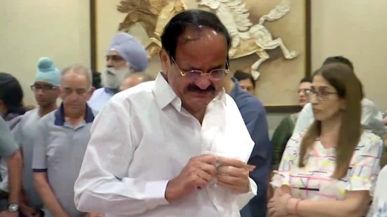 अरुण जेटली को श्रद्धांजलि देते वक्त उपराष्ट्रपति वैंकेया नायडू की आंखों से छलक पड़े आंसू, देखें तस्वीरें अरुण जेटली को श्रद्धांजलि देते वक्त उपराष्ट्रपति वैंकेया नायडू की आंखों से छलक पड़े आंसू, देखें तस्वीरें