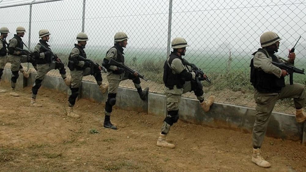 कश्मीर पर तनाव के बीच पाकिस्तान ने LoC पर बढाई जवानों की संख्या, Pak पत्रकारों ने किया दावा कश्मीर पर तनाव के बीच पाकिस्तान ने LoC पर बढाई जवानों की संख्या, Pak पत्रकारों ने किया दावा