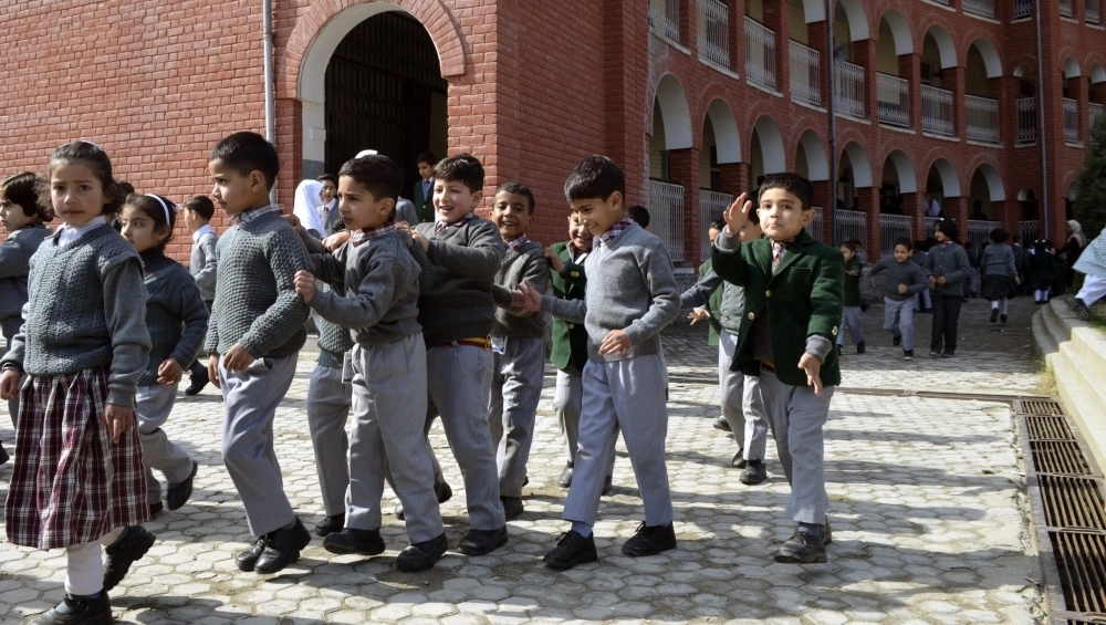 आरंभ हो रहा है स्कूलों का नया सत्र, लेकिन पढ़ाई होगी घर पर