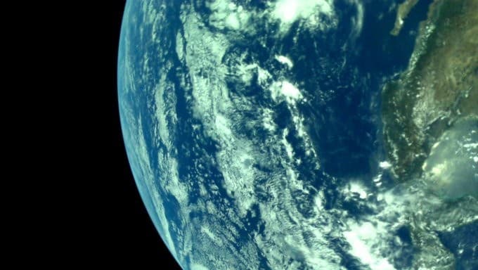 Chandrayaan 2 ने भेजी पृथ्वी की पहली तस्वीर, इसरो ने की शेयर, आप भी डालें एक नजर Chandrayaan 2 ने भेजी पृथ्वी की पहली तस्वीर, इसरो ने की शेयर, आप भी डालें एक नजर