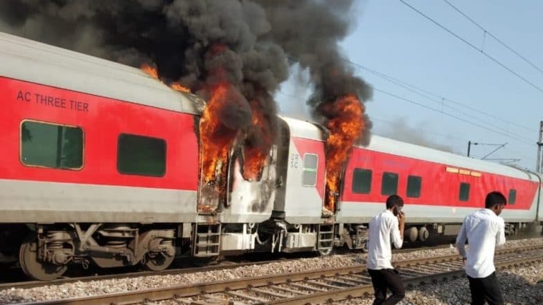 बिहार: ब्रह्मपुत्र मेल के जेनरेटर कोच में लगी आग, सभी यात्री सुरक्षित बिहार: ब्रह्मपुत्र मेल के जेनरेटर कोच में लगी आग, सभी यात्री सुरक्षित