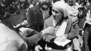 Mother Teresa Birth Anniversary 2019: लोगों की सेवा के लिए मदर टेरेसा ने किया अपना जीवन समर्पित, 109वीं जयंती पर उनके इन 10 अनमोल विचारों से आप भी लें प्रेरणा