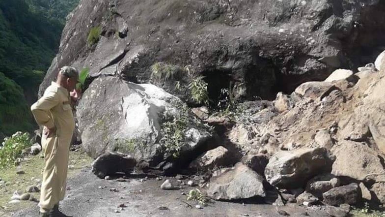 उत्तराखंड में राष्ट्रीय राजमार्ग-125 पर गिरी भारी-भरकम चट्टान, यातायात बाधित