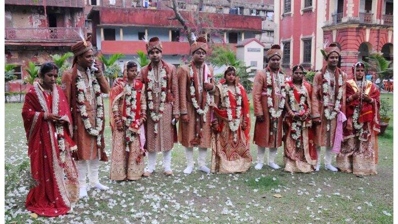 अफगानिस्तान की राजधानी काबुल में सामूहिक विवाह, एक साथ शादी के बंधन में बंधे 140 जोड़े अफगानिस्तान की राजधानी काबुल में सामूहिक विवाह, एक साथ शादी के बंधन में बंधे 140 जोड़े