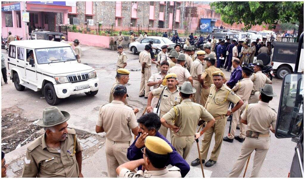 जयपुर में सांप्रदायिक हिंसा, शहर में किसी भी अप्रिय घटना रोकने के लिए धारा 144 लागू जयपुर में सांप्रदायिक हिंसा, शहर में किसी भी अप्रिय घटना रोकने के लिए धारा 144 लागू