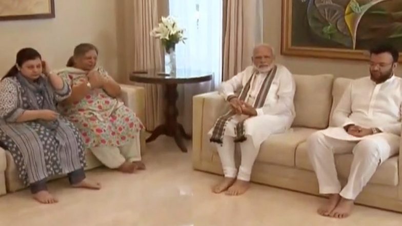 प्रधानमंत्री नरेंद्र मोदी ने दिवंगत अरुण जेटली के घर जाकर दी श्रद्धांजलि, परिवार से की मुलाकात