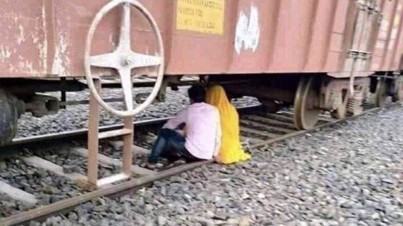 रेल मंत्रालय ने एक मजेदार फोटो शेयर करके यात्रियों को रेलवे ट्रैक पार न करने की दी चेतावनी, ट्विटर पर लगी रिएक्शन की झड़ी रेल मंत्रालय ने एक मजेदार फोटो शेयर करके यात्रियों को रेलवे ट्रैक पार न करने की दी चेतावनी, ट्विटर पर लगी रिएक्शन की झड़ी