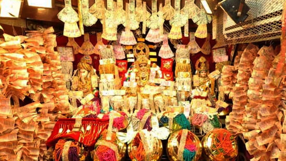 मध्यप्रदेश: रतलाम में है अनोखा मंदिर, यहां प्रसाद में मिलते हैं भक्तों को सोने-चांदी के सिक्के मध्यप्रदेश: रतलाम में है अनोखा मंदिर, यहां प्रसाद में मिलते हैं भक्तों को सोने-चांदी के सिक्के
