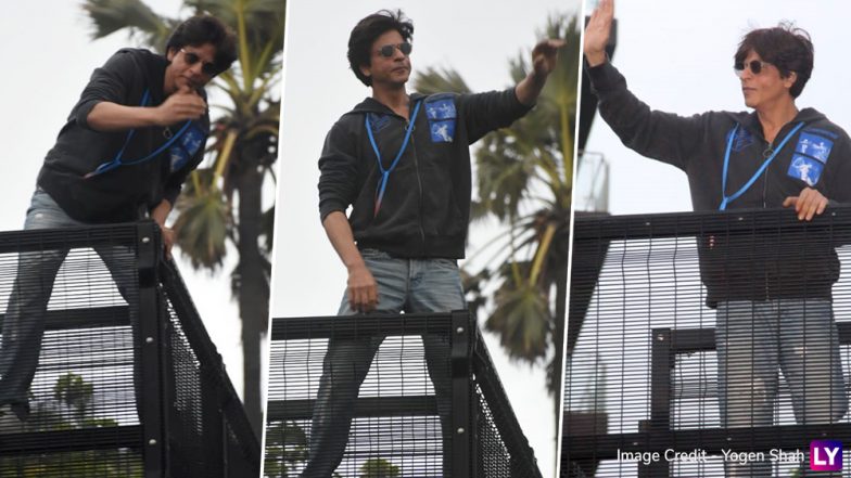 PHOTOS: शाहरुख खान ने फैंस के साथ मनाया ईद का जश्न, झलक पाने घर के बाहर उमड़ी भारी भीड़