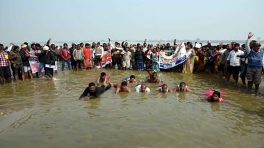 उत्तर प्रदेश: गंगा पर पुल बनाने के लिए लोगों ने 'जल सत्याग्रह' किया शुरू