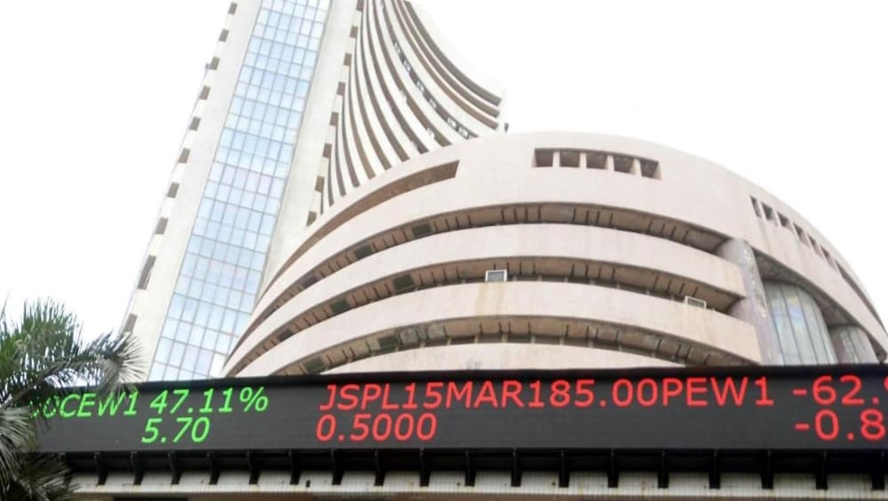 सेंसेक्स 400 अंक से अधिक चढ़कर सर्वकालिक उच्च स्तर पर, निफ्टी 16,800 के पार