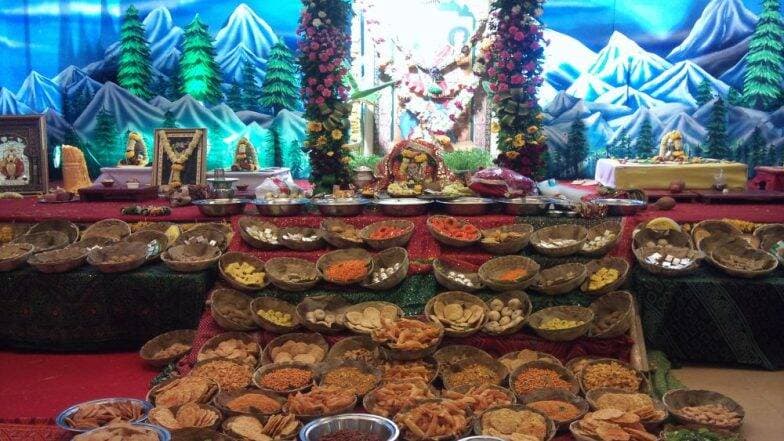 Krishna Janmashtami 2019: जानें क्या है 56 भोग का रहस्य, कृष्ण जन्माष्टमी पर क्यों कान्हा को अर्पित किए जाते हैं ये पकवान Krishna Janmashtami 2019: जानें क्या है 56 भोग का रहस्य, कृष्ण जन्माष्टमी पर क्यों कान्हा को अर्पित किए जाते हैं ये पकवान