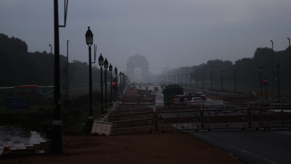 दिल्ली-NCR में बारिश से मौसम हुआ सुहावना, गर्मी और उमस से मिली राहत- डायवर्ट की गई 4 उड़ानें दिल्ली-NCR में बारिश से मौसम हुआ सुहावना, गर्मी और उमस से मिली राहत- डायवर्ट की गई 4 उड़ानें