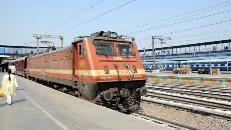 ओखला रेलवे स्टेशन पर तकनीकी खराबी के कारण 15 ट्रेनें लेट, आधे घंटे फिर चालू शुरू हुआ डाउन लाइन का परिचालन