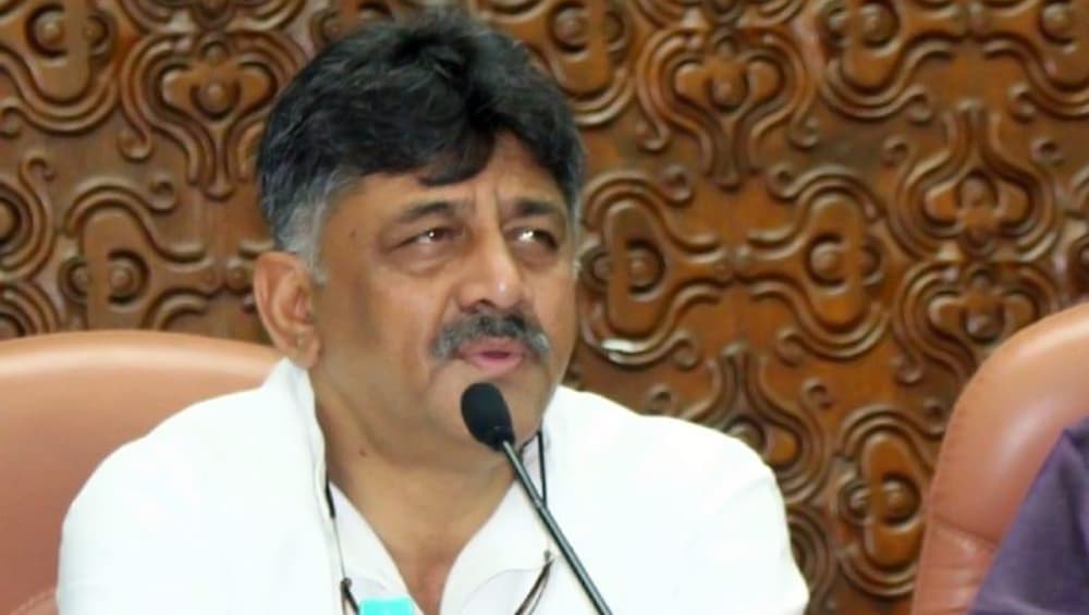 डीके शिवकुमार के समर्थन में उतरी कर्नाटक कांग्रेस, JDS ने भी गिरफ्तारी की निंदा की डीके शिवकुमार के समर्थन में उतरी कर्नाटक कांग्रेस, JDS ने भी गिरफ्तारी की निंदा की