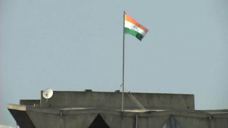 जम्मू-कश्मीर: सचिवालय भवन पर अब गर्व से लहराएगा तिरंगा, हटाया गया राज्य का अलग झंडा जम्मू-कश्मीर: सचिवालय भवन पर अब गर्व से लहराएगा तिरंगा, हटाया गया राज्य का अलग झंडा