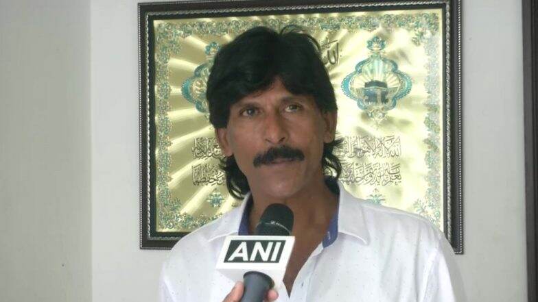 केरल बाढ़: गारमेंट्स विक्रेता नौशाद ने अनोखे तरीके से मनाई ईद, बाढ़ पीड़ितों को सारे नए कपड़े किए दान, देखें वायरल वीडियो केरल बाढ़: गारमेंट्स विक्रेता नौशाद ने अनोखे तरीके से मनाई ईद, बाढ़ पीड़ितों को सारे नए कपड़े किए दान, देखें वायरल वीडियो
