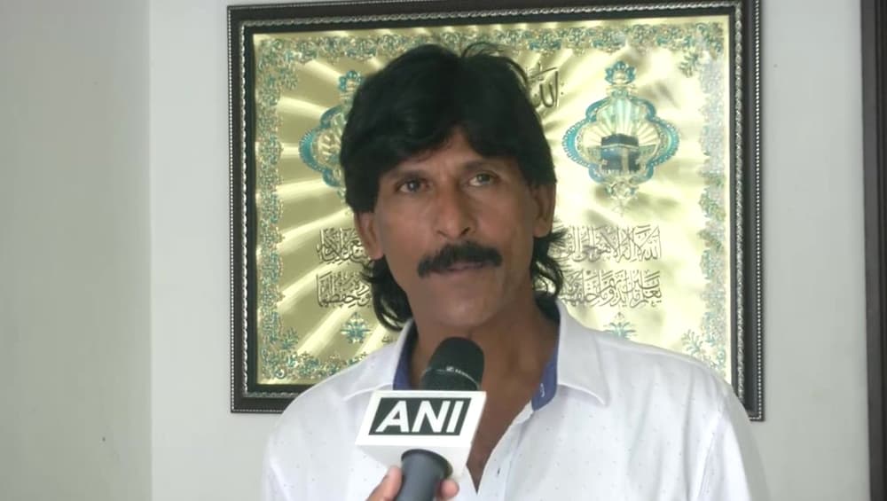 केरल बाढ़: गारमेंट्स विक्रेता नौशाद ने अनोखे तरीके से मनाई ईद, बाढ़ पीड़ितों को सारे नए कपड़े किए दान, देखें वायरल वीडियो केरल बाढ़: गारमेंट्स विक्रेता नौशाद ने अनोखे तरीके से मनाई ईद, बाढ़ पीड़ितों को सारे नए कपड़े किए दान, देखें वायरल वीडियो