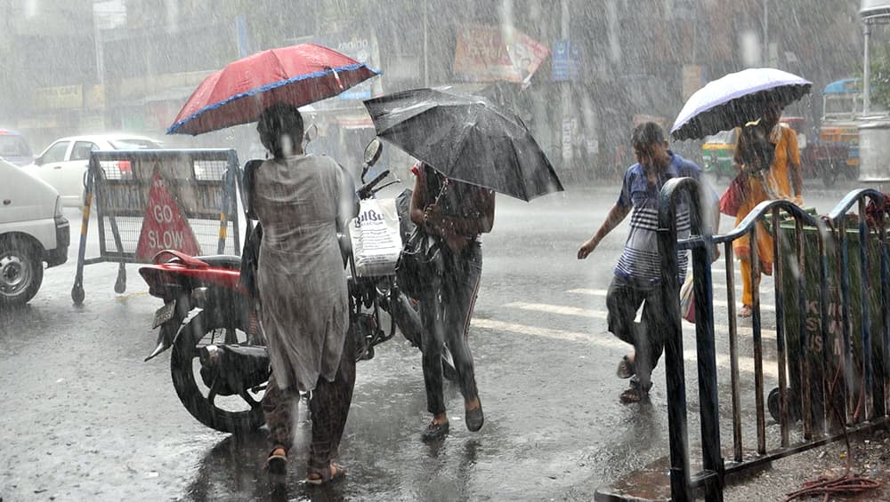 भारी बारिश को लेकर मुंबई पुलिस ने लोगों को किया अलर्ट, गणेश विसर्जन के दौरान बरते विशेष सावधानी भारी बारिश को लेकर मुंबई पुलिस ने लोगों को किया अलर्ट, गणेश विसर्जन के दौरान बरते विशेष सावधानी