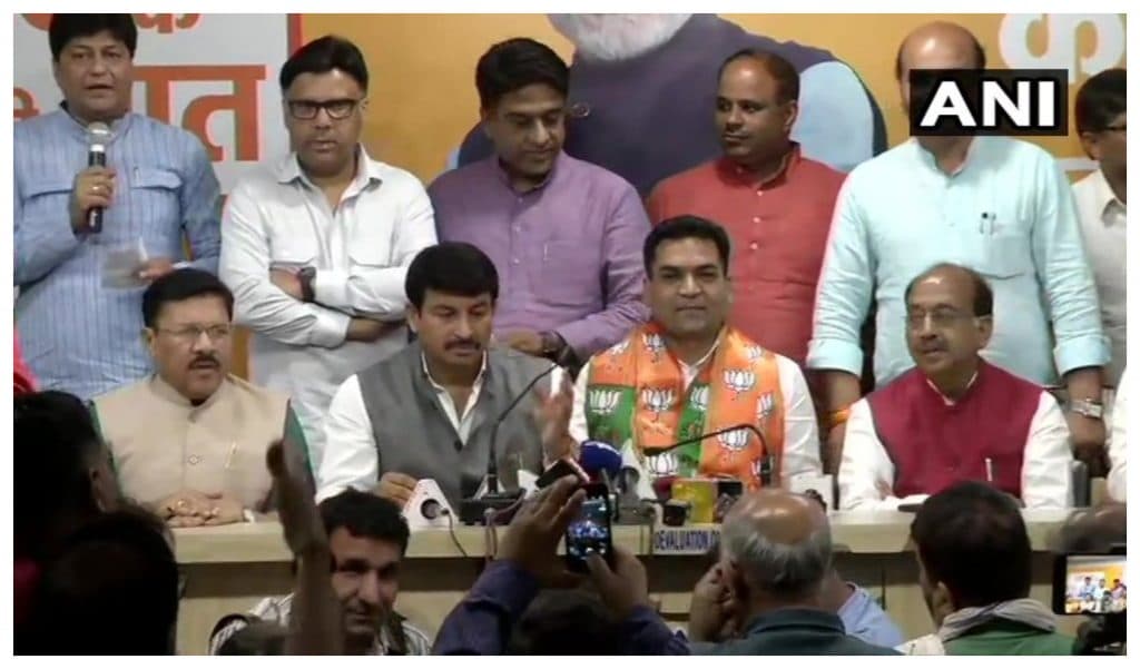 बीजेपी में शामिल हुए AAP के बागी नेता कपिल मिश्रा, दिल्ली प्रदेश अध्यक्ष मनोज तिवारी ने दिलाई सदस्यता बीजेपी में शामिल हुए AAP के बागी नेता कपिल मिश्रा, दिल्ली प्रदेश अध्यक्ष मनोज तिवारी ने दिलाई सदस्यता