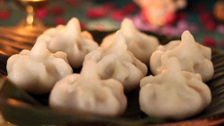 Ukadiche Modak Recipe 2021: गणपति बप्पा का प्रिय उकड़ीचे मोदक अपने हाथों से बनाकर अर्पित करें