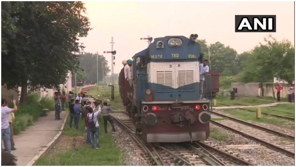 पाकिस्तान के 'इनकार' के बाद समझौता एक्सप्रेस भारतीय इंजन के साथ लौटी अटारी बॉर्डर पाकिस्तान के 'इनकार' के बाद समझौता एक्सप्रेस भारतीय इंजन के साथ लौटी अटारी बॉर्डर