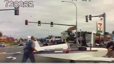 अमेरिका: गाड़ियों की भीड़भाड़ के बीच पायलट ने की सड़क पर प्लेन की इमरजेंसी लैंडिंग, लोग हुए हैरान, देखें वायरल वीडियो