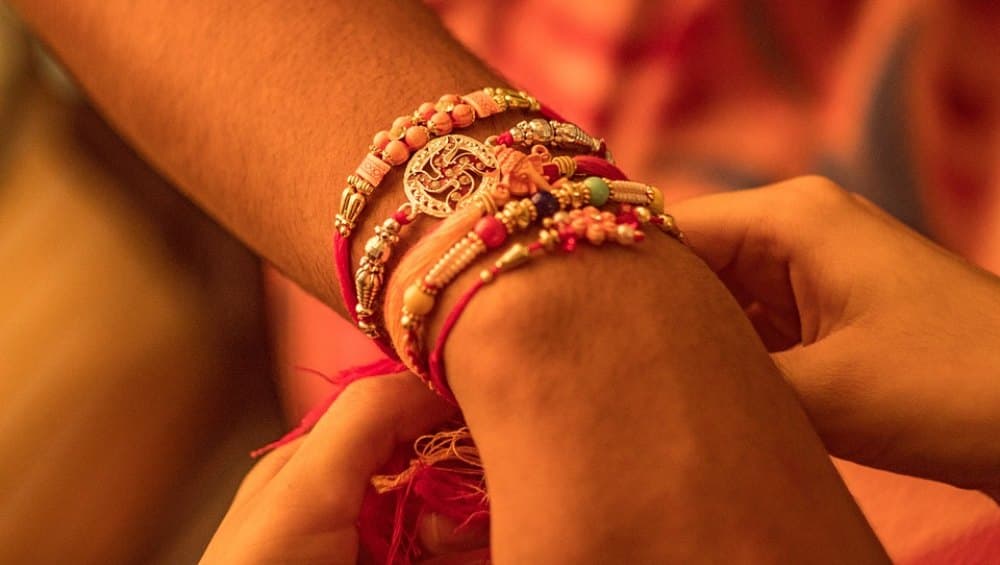 Raksha Bandhan Special 2019: आज है रक्षाबंधन का पावन पर्व! जानें बहन द्वारा  भाई की कलाई पर राखी बांधने की पारंपरिक विधि और व्यवहार! | 🛍️ LatestLY  हिन्दी
