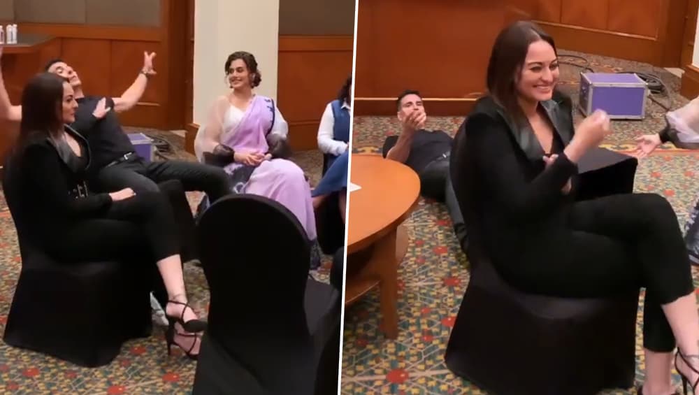VIRAL: सोनाक्षी सिन्हा ने दिया धक्का तो कुर्सी से गिरे अक्षय कुमार, वीडियो देखकर लोग भी हुए हैरान VIRAL: सोनाक्षी सिन्हा ने दिया धक्का तो कुर्सी से गिरे अक्षय कुमार, वीडियो देखकर लोग भी हुए हैरान
