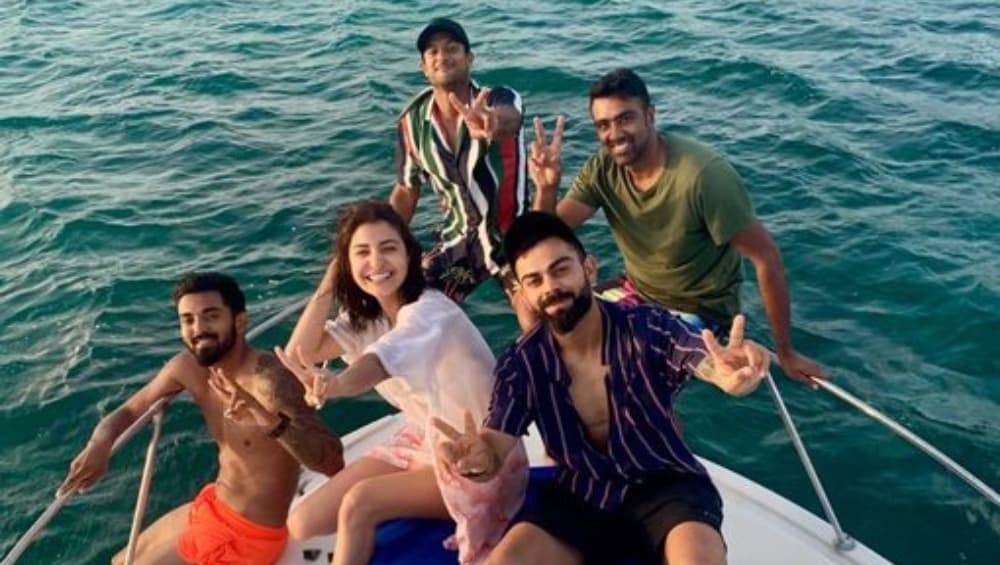 Photo: वेस्टइंडीज को पहले मैच में पटखनी देने के बाद टीम इंडिया के खिलाड़ियों ने इस तरह की मौज-मस्ती, अनुष्का भी हुई शामिल Photo: वेस्टइंडीज को पहले मैच में पटखनी देने के बाद टीम इंडिया के खिलाड़ियों ने इस तरह की मौज-मस्ती, अनुष्का भी हुई शामिल