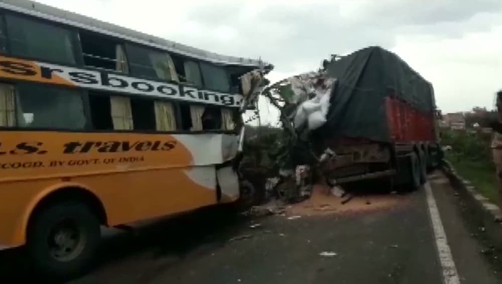 महाराष्ट्र: पुणे-बैंगलोर नेशनल हाईवे पर दर्दनाक हादसा, दो बसों के बीच भीषण टक्कर, 6 की मौत- दस घायल महाराष्ट्र: पुणे-बैंगलोर नेशनल हाईवे पर दर्दनाक हादसा, दो बसों के बीच भीषण टक्कर, 6 की मौत- दस घायल