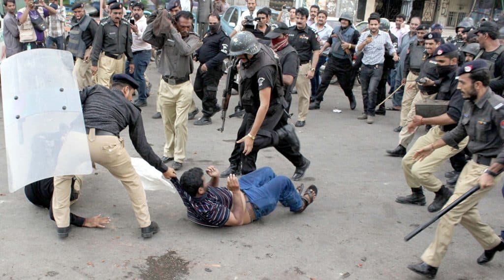 पाकिस्तान ने दंगे के शिकार हिंदू प्रिंसिपल नोटन लाल को ही बनाया आरोपी, ईश-निंदा का केस दर्ज कर किया गिरफ्तार पाकिस्तान ने दंगे के शिकार हिंदू प्रिंसिपल नोटन लाल को ही बनाया आरोपी, ईश-निंदा का केस दर्ज कर किया गिरफ्तार