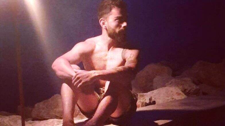 सोशल मीडिया पर शर्टलेस फोटो डालने के बाद ट्रोल हुए विराट कोहली, लोगों ने ऐसे लिए मजे सोशल मीडिया पर शर्टलेस फोटो डालने के बाद ट्रोल हुए विराट कोहली, लोगों ने ऐसे लिए मजे