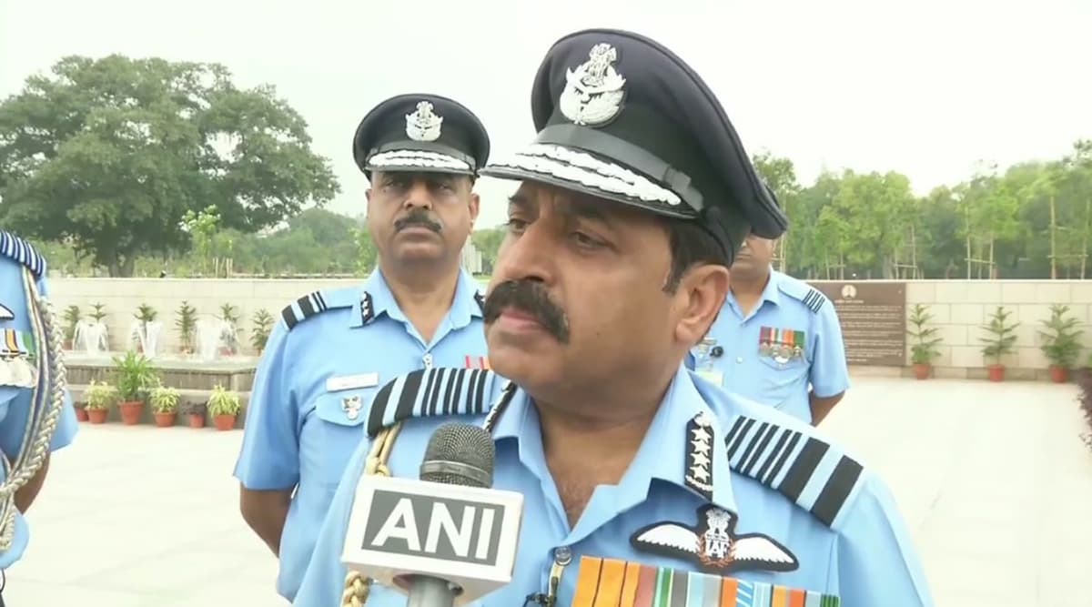 वायुसेना प्रमुख बनते ही आरकेएस भदौरिया ने भरी हुंकार, कहा- राफेल आने से चीन और पाकिस्तान पर हम पड़ेंगे भारी वायुसेना प्रमुख बनते ही आरकेएस भदौरिया ने भरी हुंकार, कहा- राफेल आने से चीन और पाकिस्तान पर हम पड़ेंगे भारी
