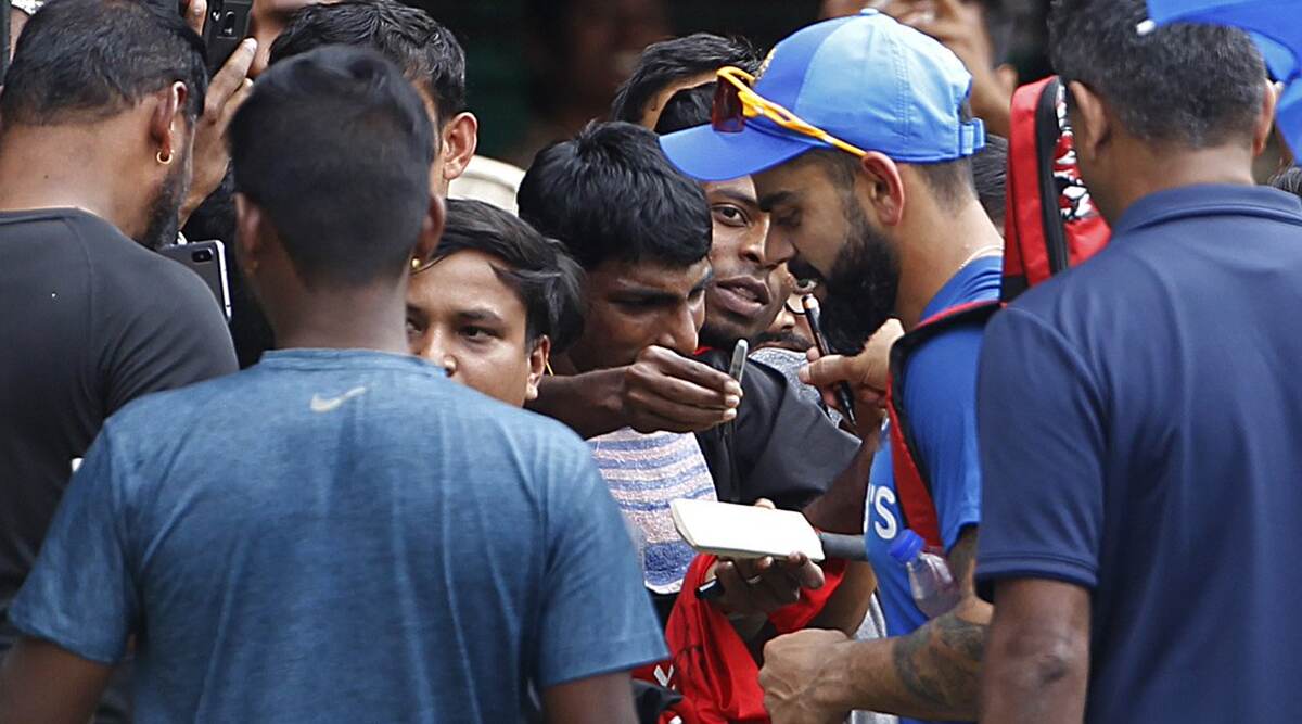 IND vs SA 3rd T20I: विराट कोहली का यह काम देखकर आप भी हो जाएंगे उनके फैन, देखें तस्वीर IND vs SA 3rd T20I: विराट कोहली का यह काम देखकर आप भी हो जाएंगे उनके फैन, देखें तस्वीर