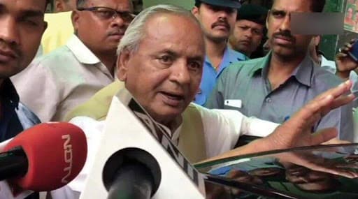 अयोध्या विध्वंस मामला: CBI कोर्ट में पेश हुए बीजेपी नेता कल्याण सिंह, मिली जमानत अयोध्या विध्वंस मामला: CBI कोर्ट में पेश हुए बीजेपी नेता कल्याण सिंह, मिली जमानत