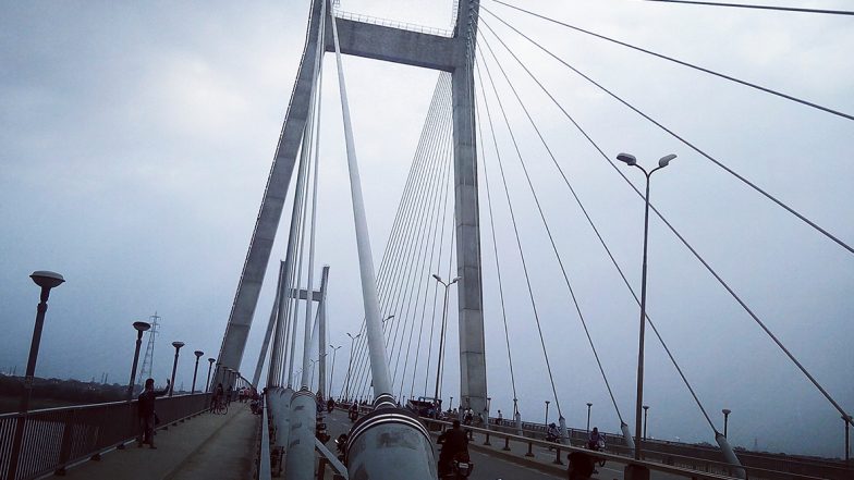 विक्रम लैंडर से संपर्क करवाने के लिए तिरंगा लेकर यमुना ब्रिज पर चढ़ा रजनीकांत, बोला ‘चंद्रदेव से करूंगा प्रार्थना’