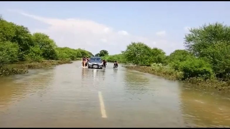 उत्तर प्रदेश: बांदा-रायबरेली राजमार्ग के पास कार सवार 5 लोगों को बाढ़ में डूबने से बचाया गया