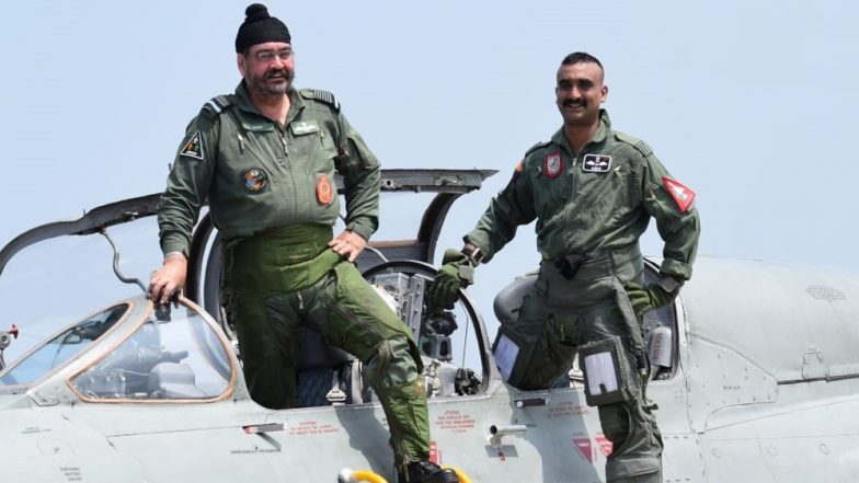 पाकिस्तान के एफ-16 को मार गिराने वाले विंग कमांडर अभिनंदन ने मिग-21 में वायुसेना प्रमुख बी एस धनोआ के साथ भरी उड़ान