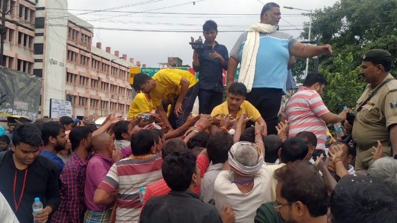पटना में जलजमाव पर राजनीति, पूर्व सांसद पप्पू यादव ने बांटी राहत सामग्री