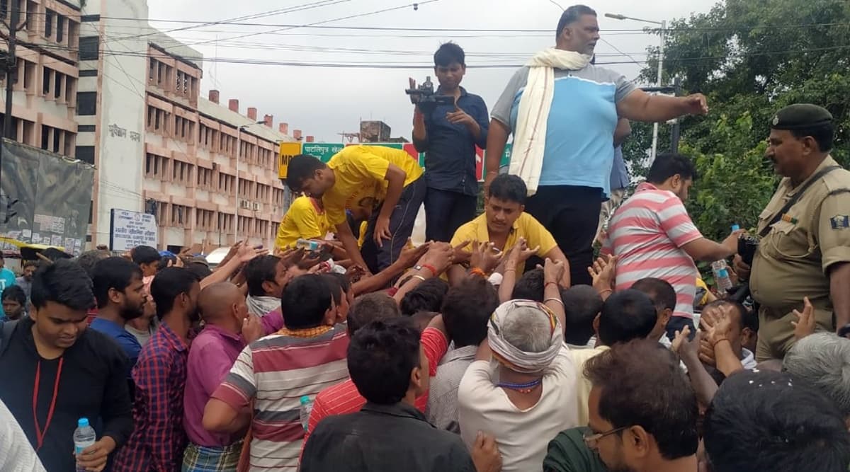 पटना में जलजमाव पर राजनीति, पूर्व सांसद पप्पू यादव ने बांटी राहत सामग्री पटना में जलजमाव पर राजनीति, पूर्व सांसद पप्पू यादव ने बांटी राहत सामग्री
