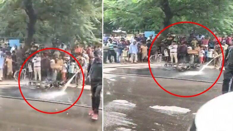 दिल्ली: ट्रैफिक पुलिस ने काटा चालान तो युवक ने अपनी बाइक में लगा दी आग, देखें Video दिल्ली: ट्रैफिक पुलिस ने काटा चालान तो युवक ने अपनी बाइक में लगा दी आग, देखें Video