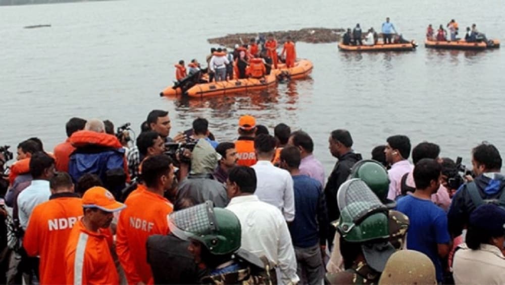 आंध्र प्रदेश में 61 सैलानियों से भरी नाव गोदावरी नदी में पलटी, 11 की मौत, सीएम जगनमोहन रेड्डी ने किया 10 लाख रुपये मुआवजे का ऐलान आंध्र प्रदेश में 61 सैलानियों से भरी नाव गोदावरी नदी में पलटी, 11 की मौत, सीएम जगनमोहन रेड्डी ने किया 10 लाख रुपये मुआवजे का ऐलान
