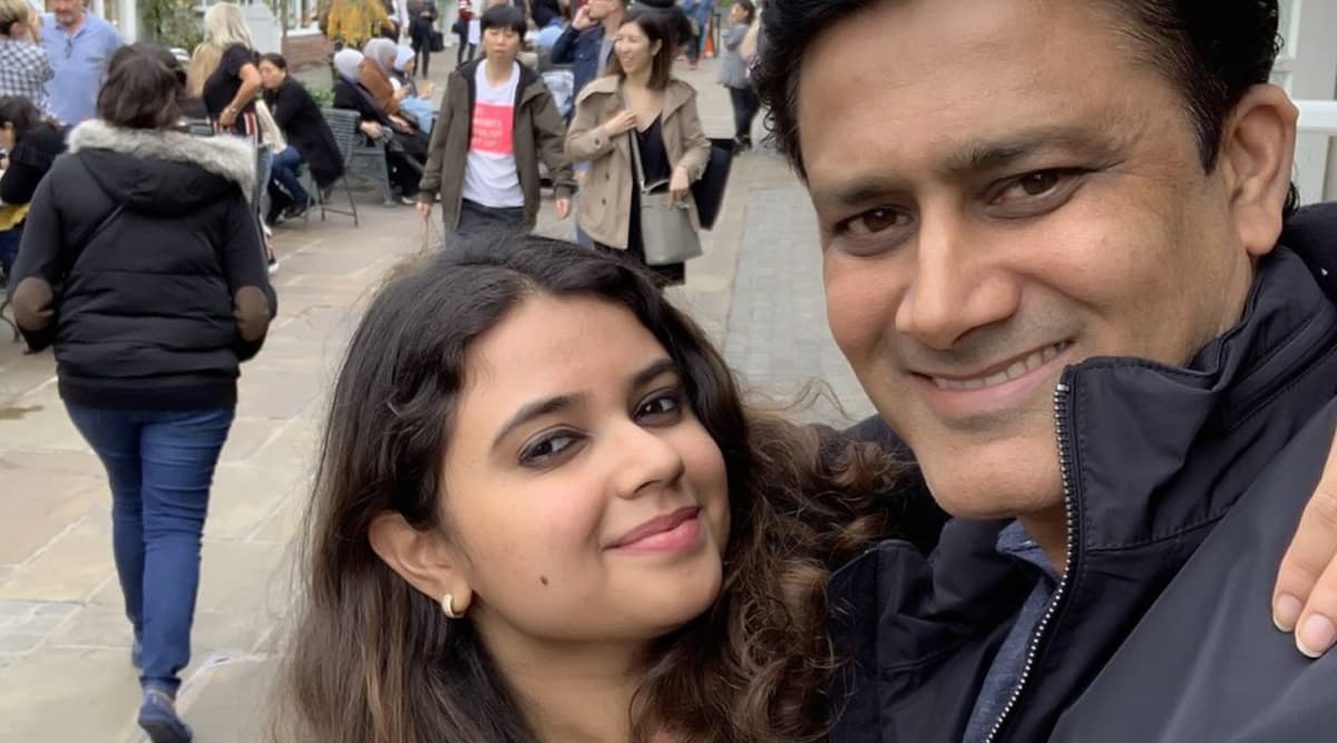 पूर्व भारतीय कप्तान अनिल कुंबले अपनी बेटी के साथ लंदन की सड़कों घुमते हुए आए नजर पूर्व भारतीय कप्तान अनिल कुंबले अपनी बेटी के साथ लंदन की सड़कों घुमते हुए आए नजर