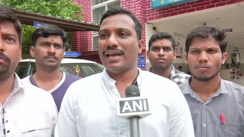 बजरंग दल का हैदराबाद में फरमान, गरबा और डांडिया स्थलों पर हो आधार कार्ड की जांच, ताकि ‘गैर-हिंदू' लोगों की पहचान हो सके बजरंग दल का हैदराबाद में फरमान, गरबा और डांडिया स्थलों पर हो आधार कार्ड की जांच, ताकि ‘गैर-हिंदू' लोगों की पहचान हो सके