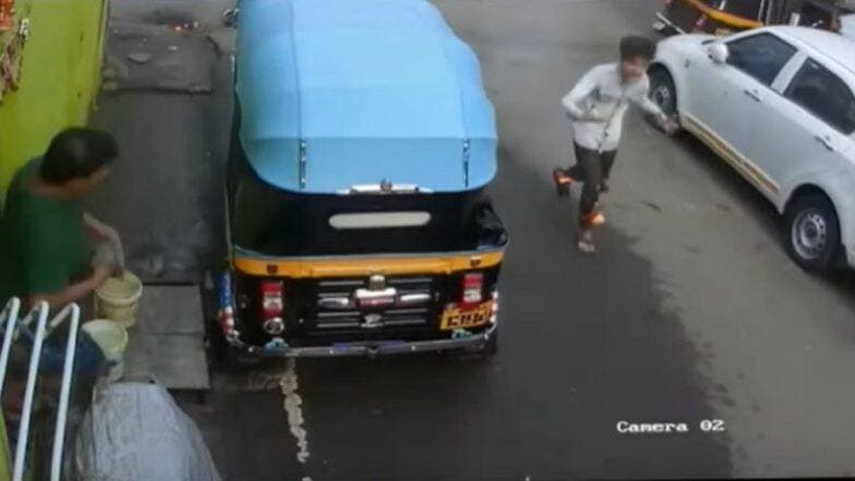 नवी मुंबई में प्रशासन की बड़ी लापरवाही, खुले बिजली के वायर में आग लगने से बच्चा घायल, देखें वीडियो नवी मुंबई में प्रशासन की बड़ी लापरवाही, खुले बिजली के वायर में आग लगने से बच्चा घायल, देखें वीडियो