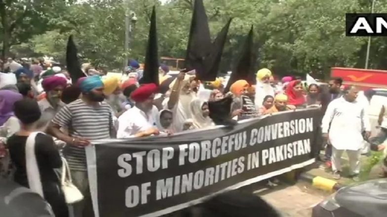 दिल्ली: पाकिस्तान दूतावास के सिखों का प्रदर्शन, जबरन धर्म परिवर्तन के खिलाफ प्रधानमंत्री इमरान खान का फूंका पुतला