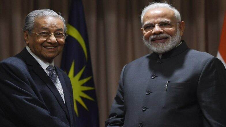 प्रधानमंत्री नरेंद्र मोदी ने मलेशिया के पीएम महातिर मोहम्मद से कश्मीर मुद्दे पर की बातचीत, जाकिर नाइक के प्रत्यर्पण का उठाया मामला प्रधानमंत्री नरेंद्र मोदी ने मलेशिया के पीएम महातिर मोहम्मद से कश्मीर मुद्दे पर की बातचीत, जाकिर नाइक के प्रत्यर्पण का उठाया मामला
